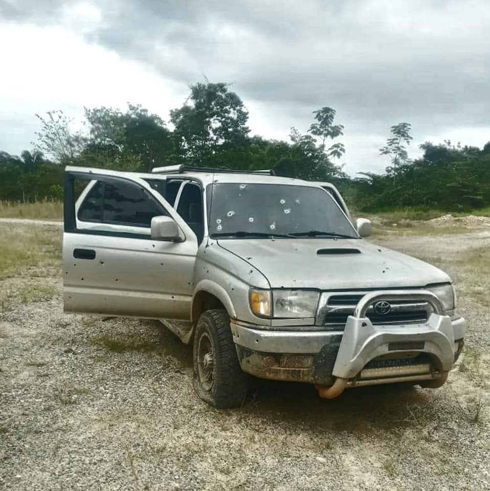 Un muerto y una camioneta baleada es el saldo de un ataque armado en Rubelsanto, Chisec, Alta Verapaz. (Foto Prensa Libre: Reacción/Facebook) 