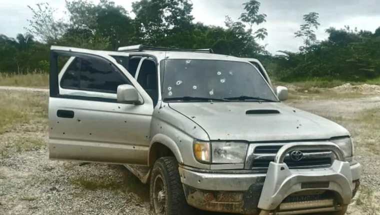 Un muerto y una camioneta baleada es el saldo de un ataque armado en Rubelsanto, Chisec, Alta Verapaz. (Foto Prensa Libre: Reacción/Facebook) 
