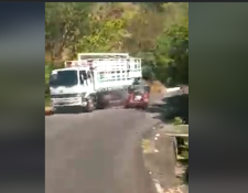 Piloto de mototaxi provoca a un accidente en una ruta de Jutiapa; automovilista capta momento de choque. (Foto Prensa Libre: Captura de video) 