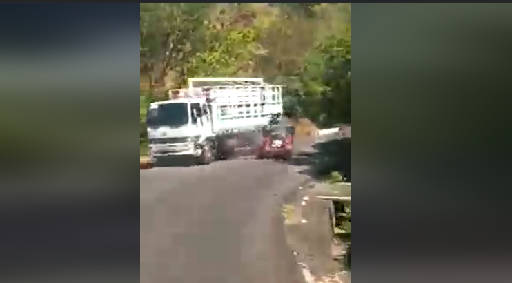 Piloto de mototaxi provoca a un accidente en una ruta de Jutiapa; automovilista capta momento de choque. (Foto Prensa Libre: Captura de video) 