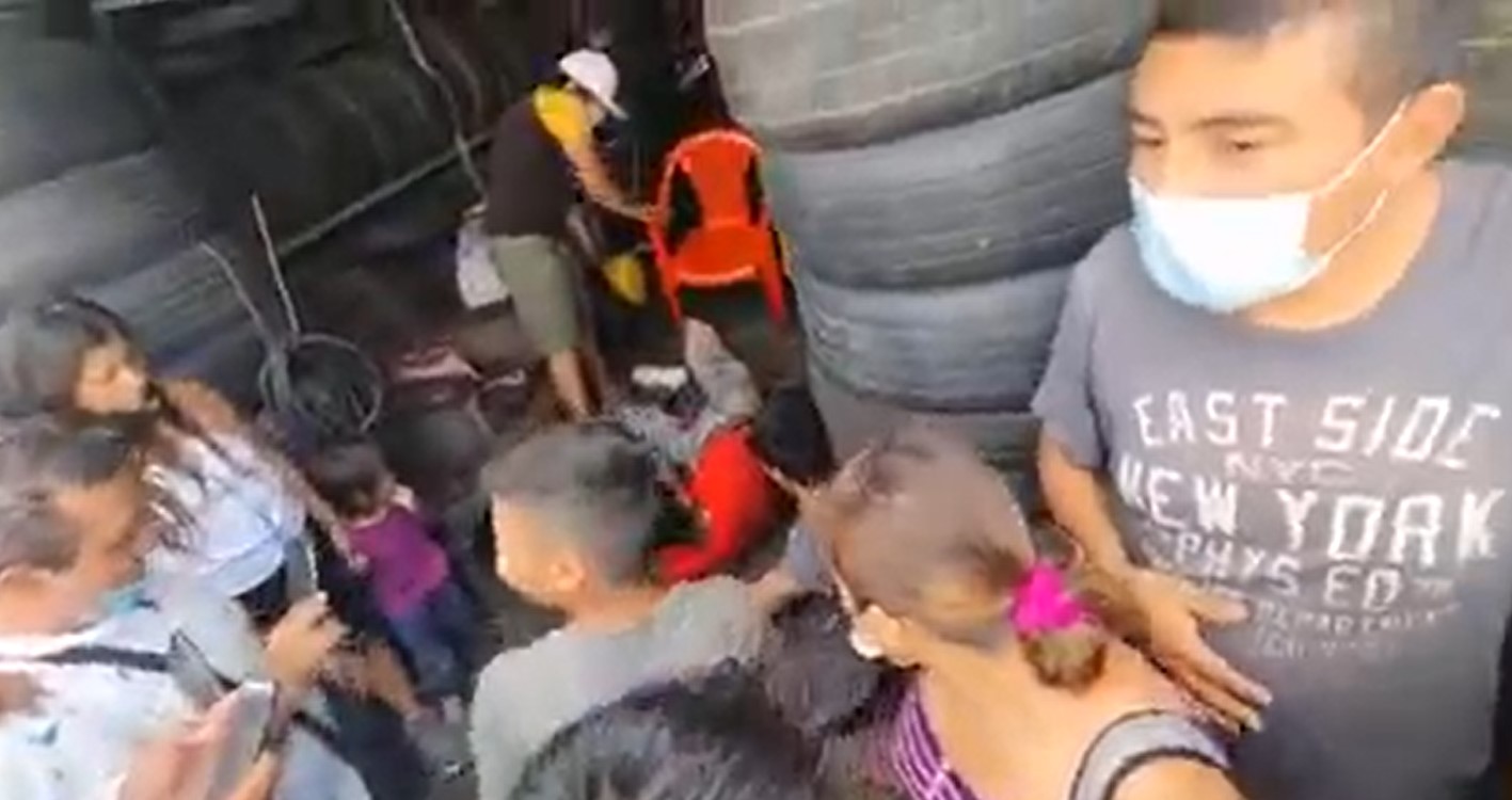 Tres hombres resultaron heridos de bala luego que sujetos desde una moto dispararon contra un pinchazo en la zona 1 de Escuintla. (Foto Prensa Libre: Captura de video)