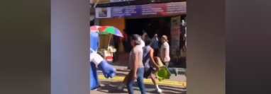 Vendedores ambulantes y policías municipales de Jutiapa se enfrentaron durante un operativo que buscaba retirar ventas de las calles. (Foto Prensa Libre: Captura de video)
