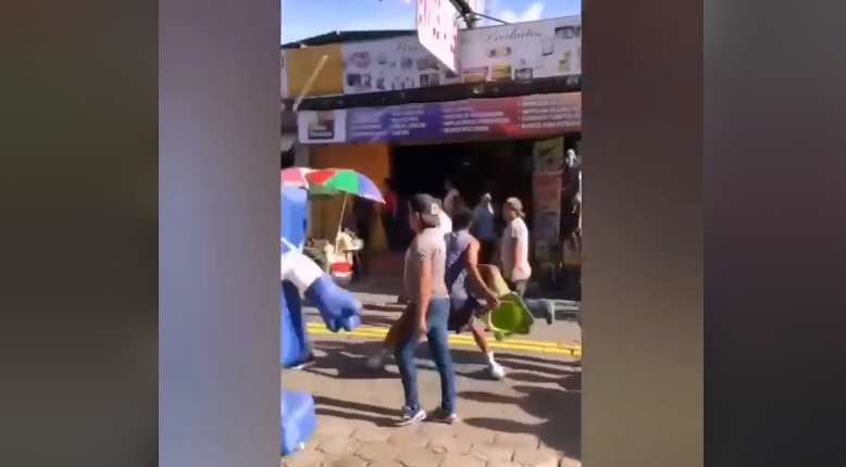 Video: Policía llega a desalojar a vendedores pero les lanzan aguacates y frutas y se arma una trifulca