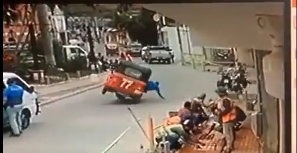  Piloto de un mototaxi salió expulsado del colectivo luego que una moto lo chocó, accidente ocurrió en Morazán, El Progreso. (Foto Prensa Libre: Captura de video)