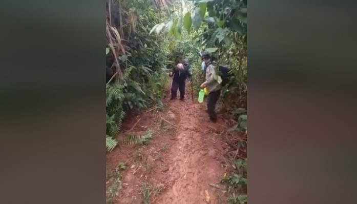 Monseñor Raúl Martínez fue captado en un camino rural de Livingston, Izabal. (Foto Prensa Libre: Stella Maris TV)