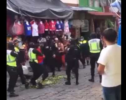 Golpes, alegatos y empujones: video muestra pelea entre agentes municipales y vendedores ambulantes