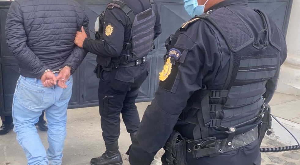 Dos agentes de la Policía Nacional Civil sindicados de ultrajar a una mujer enero de este año fueron dejados en libertad por un juez. (Foto Prensa Libre: Hemeroteca PL) 