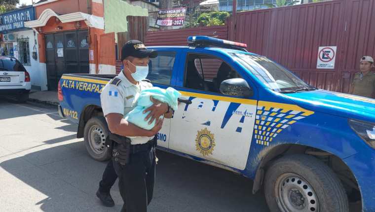 En el mercado de San Juan Chamelco, Alta Verapaz, fue abandonado un recién nacido envuelto en un costal. (Foto Prensa Libre: PNC)