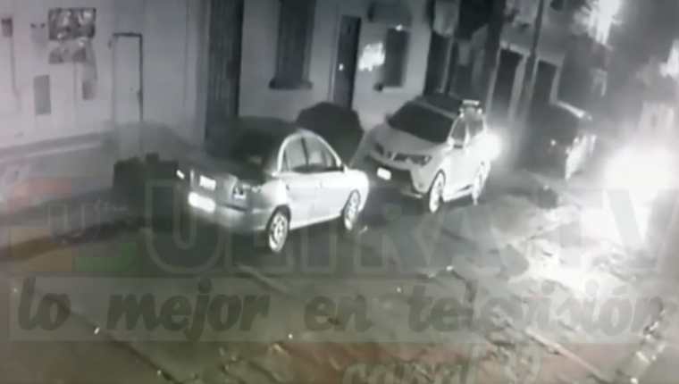 Internautas en Retalhuleu denuncian que un joven se dedica a robar baterías de automóviles parqueados en la vía pública. (Foto Prensa Libre: Captura de video) 