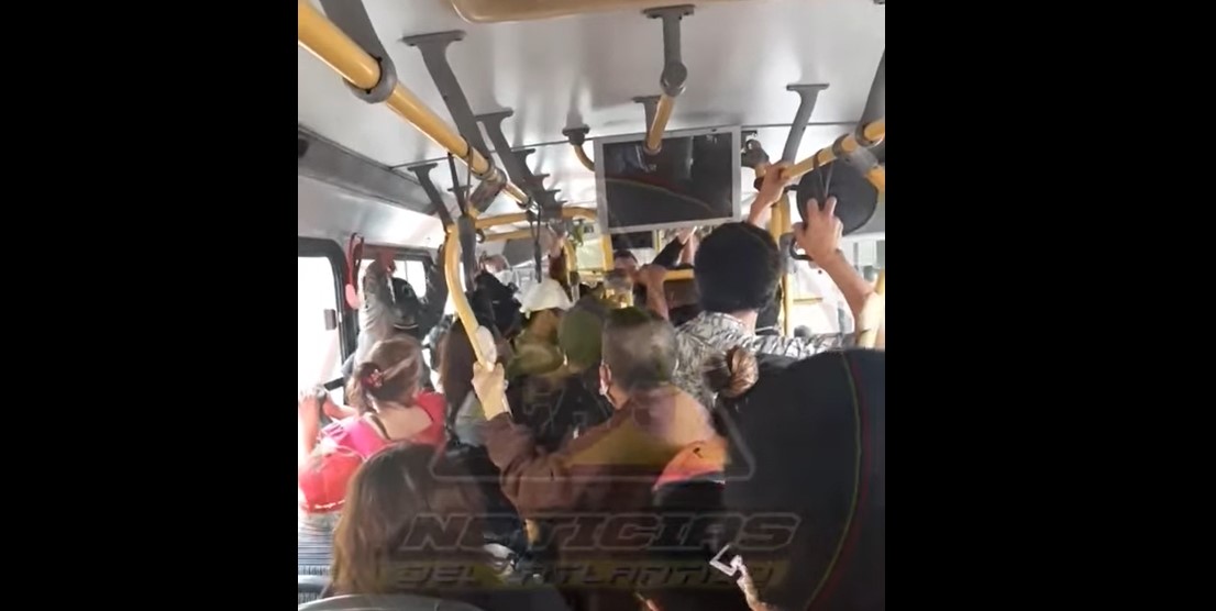 Pasajero de un Transurbano graba lío entre dos hombres por el supuesto robo de un celular. (Foto Prensa Libre: Captura de video)