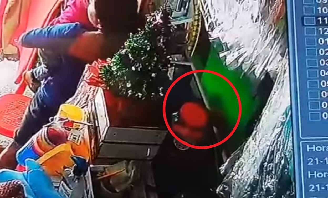 Una mujer hurta una caja que contenía Q3 mil 200 en un comercio de Jocotán, Chiquimula. (Foto Prensa Libre: Captura de video) 