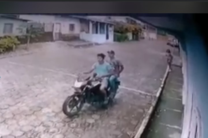 Dos sujetos en moto se dedican a robar celulares a mujeres solitarias en San Antonio Suchitepéquez. (Foto Prensa Libre: Captura de video) 