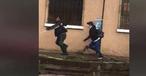 Video: Discusión de una pareja se sale de control y termina en golpes en una calle de Quetzaltenango