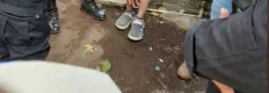 Niño que permanecía encadenado de los pies fue rescatado en Palín, Escuintla. (Foto Prensa Libre: PNC)