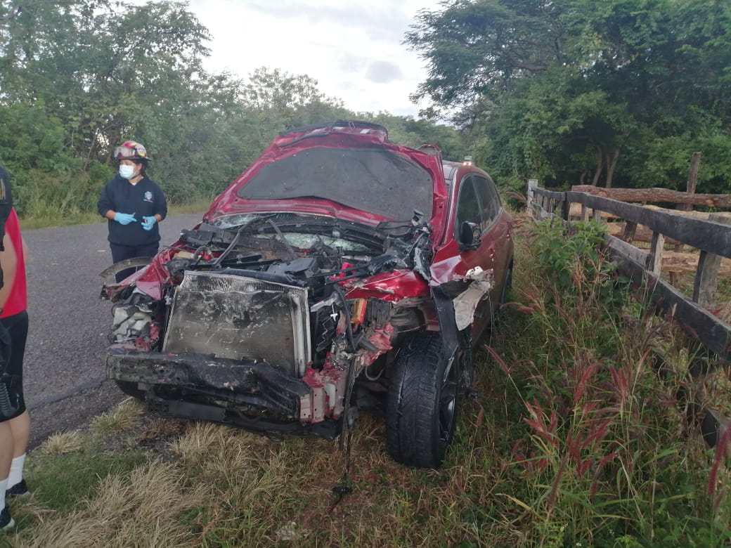 Un accidente de tránsito dejó cinco reses muertas en una carretera de Jutiapa, informaron los Bomberos Municipales Departamentales. (Foto Prensa Libre: CBMD/Agua Blanca) 