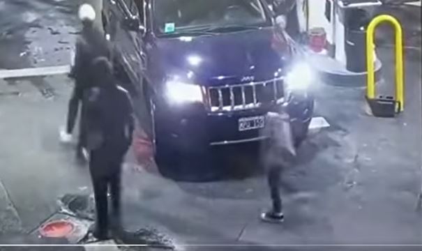 Impactante video revela cuando grupo de hombres roba camioneta en una gasolinera