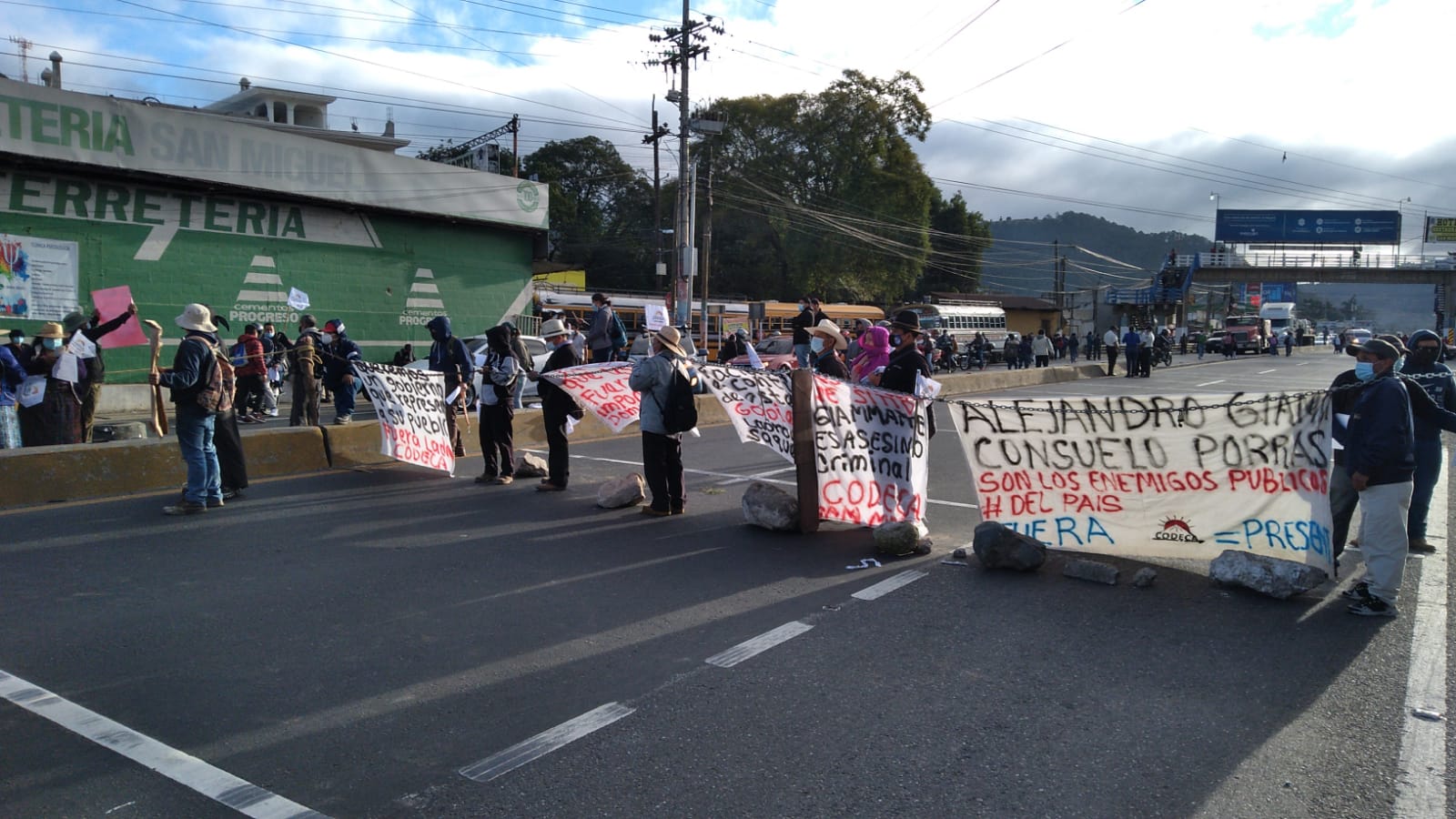 Integrantes de Codeca manifiestan en varios puntos del país. Así se encuentra El Tejar, Chimaltenango. (Foto Víctor Chamalé)