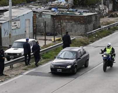 Macabro hallazgo de un cuerpo carbonizado dentro de un vehículo dispara las alertas en Buenos Aires