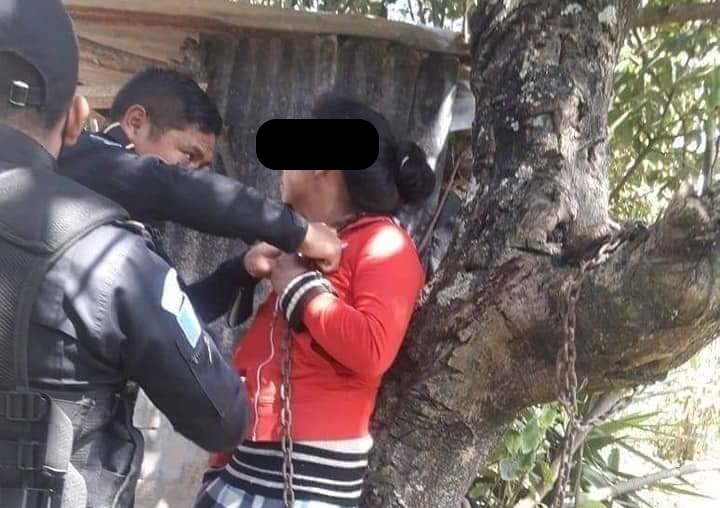 Mujer encadenada a un árbol en Totonicapán