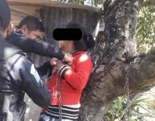 Mujer encadenada a un árbol en Totonicapán