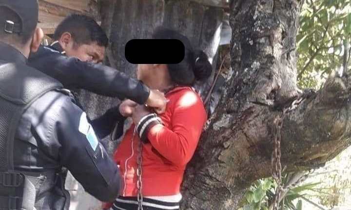 Mujer encadenada a un árbol en Totonicapán