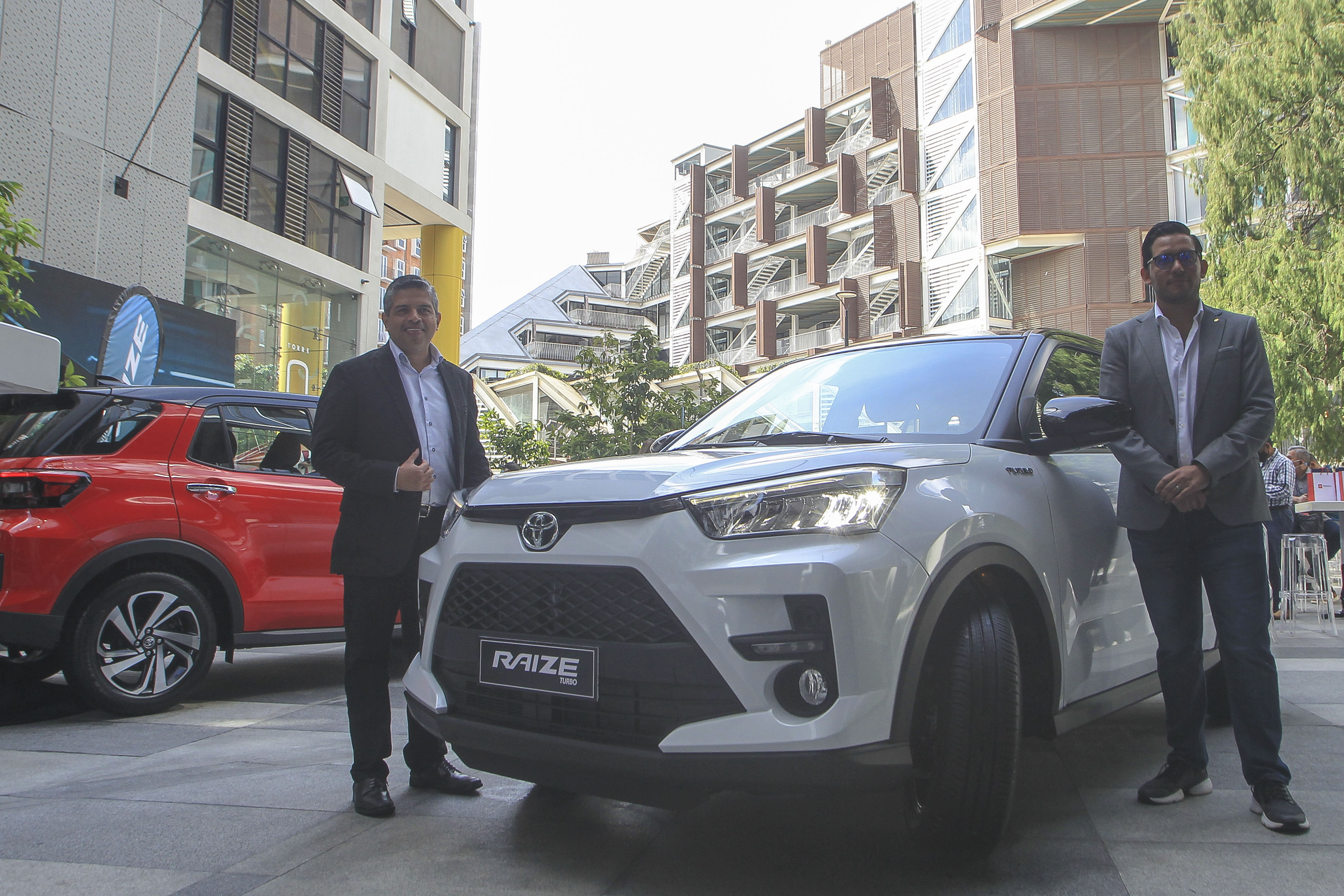 David Arana y Axel Barillas de Cofiño Stahl en la presentación de la nueva Toyota Raize. Foto Prensa Libre: Norvin Mendoza.