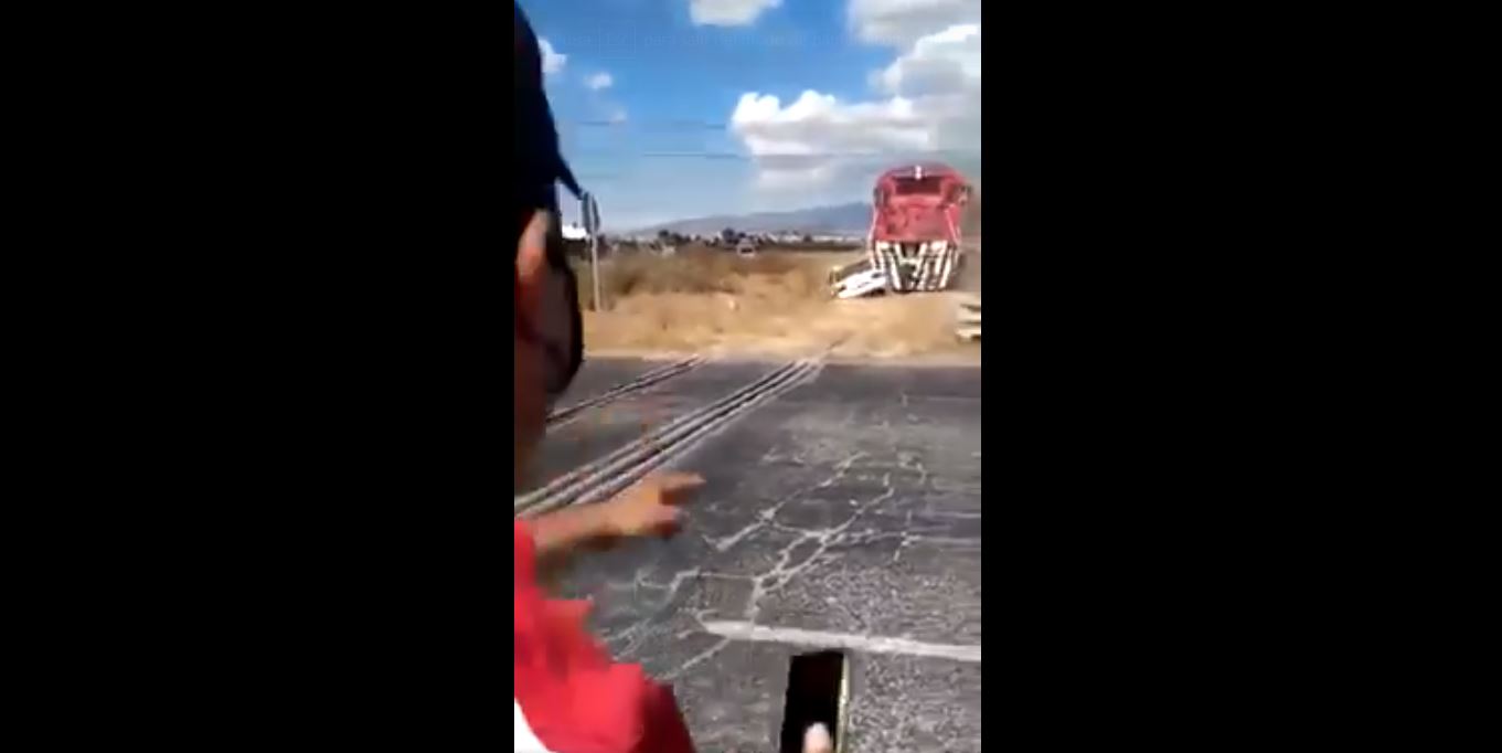 Un vecino de Hidalgo, México, grabó cuando un tren embiste a un taxi. (Foto Prensa Libre: Twitter)