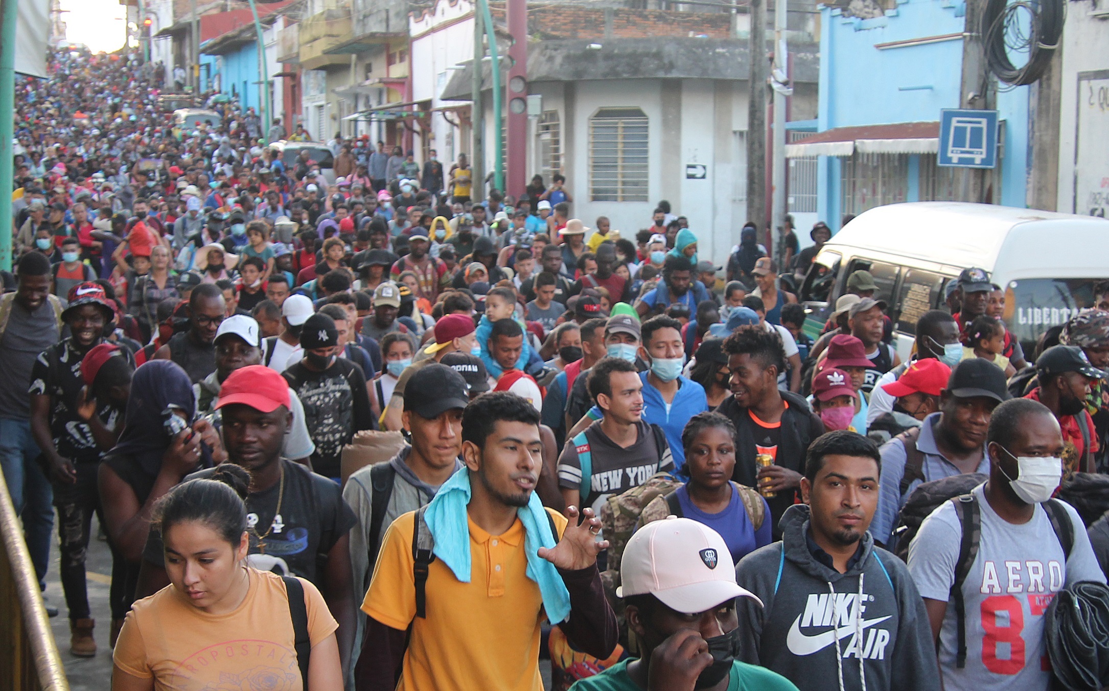 Miles de migrantes centroamericanos cruzan México en busca de llegar de manera irregular a Estados Unidos. (Foto Prensa Libre: EFE)