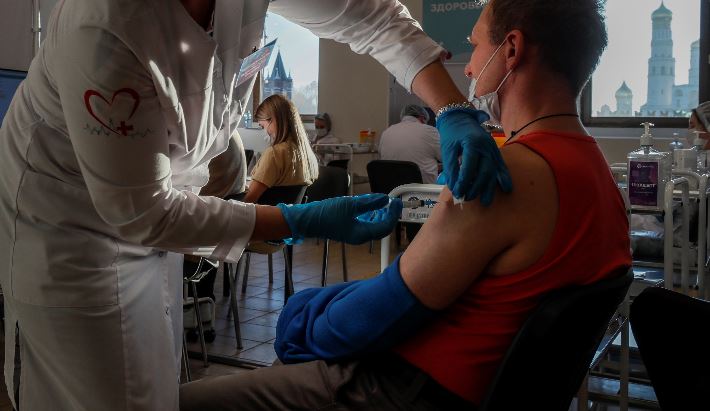 Continúan los estudios sobre los beneficios de las vacunas contra el covid-19. (Foto Prensa Libre: EFE) 