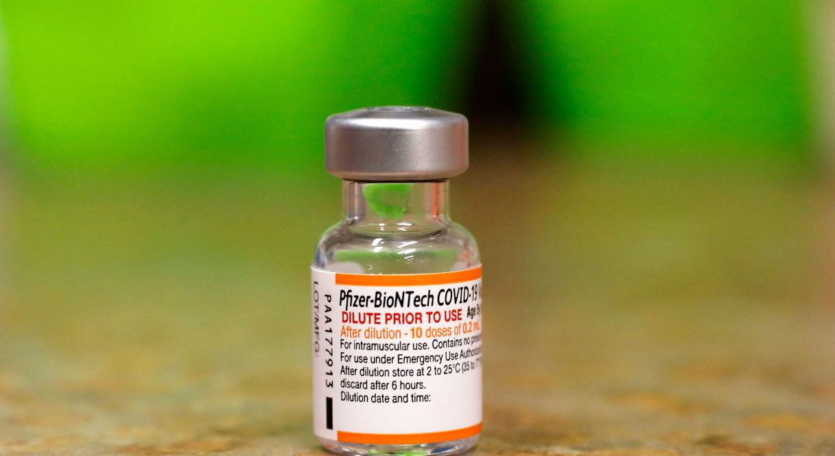 La vacuna de Pfizer contra el covid-19 ha sido autorizada para menores. (Foto Prensa Libre: AFP)

