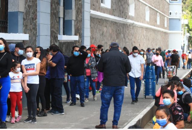 Guatemaltecos acuden a centros de vacunación para protegerse de las distintas variantes del covid-19. (Foto Prensa Libre: Carlos Hernández)