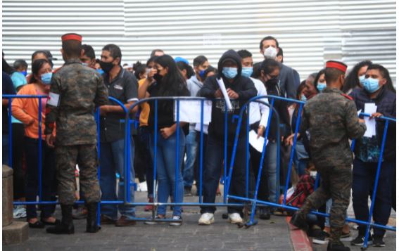 Guatemaltecos asisten a centros de vacunación contra el covid-19. (Foto Prensa Libre: Carlos Hernández)