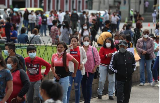 Guatemaltecos acuden a centro de vacunación en el Plaza de la Constitución en la capital. (Foto Prensa Libre: Juan Diego González)