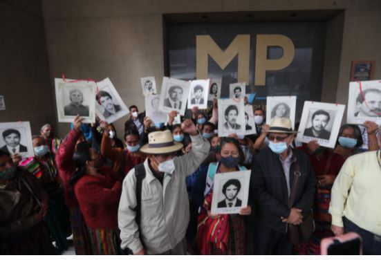 Sobrevivientes del conflicto armado denuncian a la fiscal Consuelos Porras por remover del cargo a la licenciada Hilda Pineda. (Foto Prensa Libre: Érick Ávila) 
