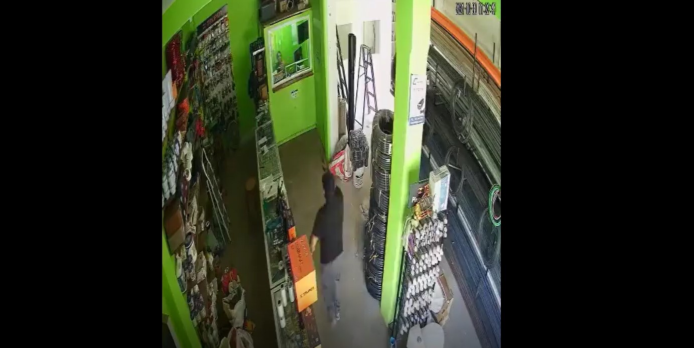 Sujetos armados robaron en una ferretería de Contepeque, Atescatempa, Jutiapa. (Foto Prensa Libre: Captura de video) 