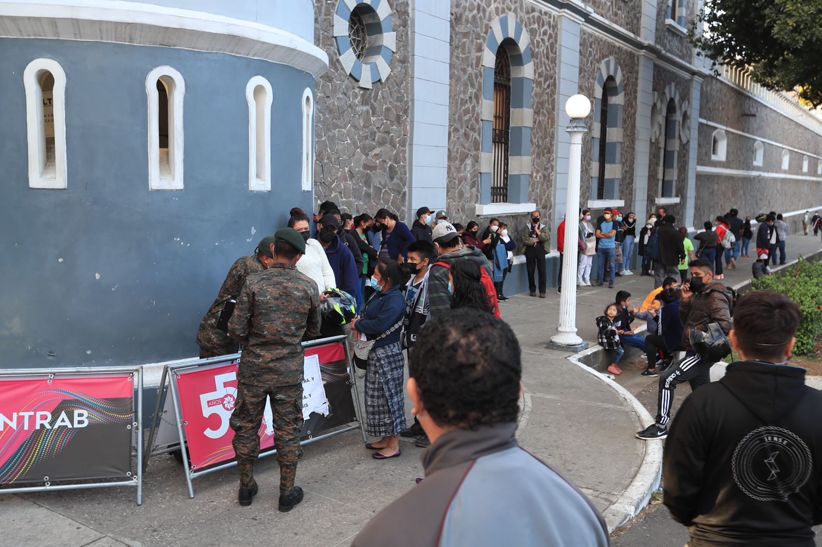 En el puesto de la Guardia de Honor se puede observar afluencia de personas. (Foto Prensa Libre: Élmer Vargas)