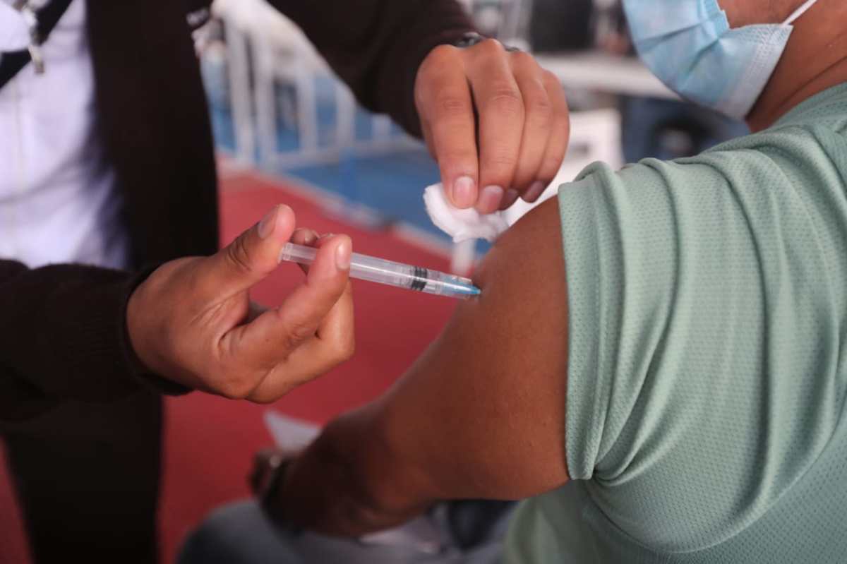 Giammattei anuncia ingreso de vacunas AstraZeneca luego de tres meses del anuncio de compra