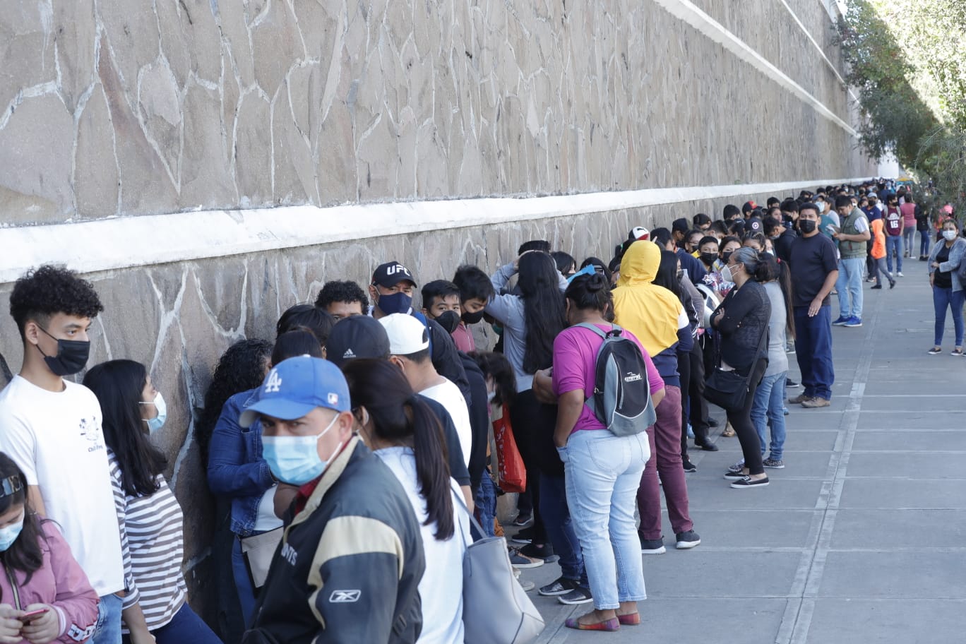 Guatemaltecos acuden a los puestos de vacunación este sábado 20 de noviembre. (Foto Prensa Libre: Esbin García)