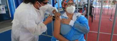 Guatemala ha administrado más de ocho millones de vacunas contra el coronavirus y solo tres millones de personas tienen el esquema completo. (Foto HemerotecaPL)