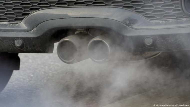 Empresas y países se comprometieron en la COP26 a dejar de producir vehículos de combustión para 2040. (Foto de prensa libre: DW / DPA)