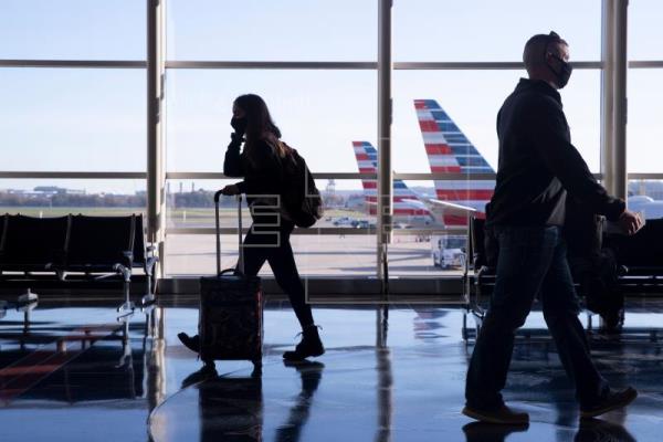 Los aeropuertos estadounidenses volvieron a tener alta afluencia de pasajeros, luego de 19 meses de restricciones por el coronavirus. (Foto Prensa Libre: EFE)