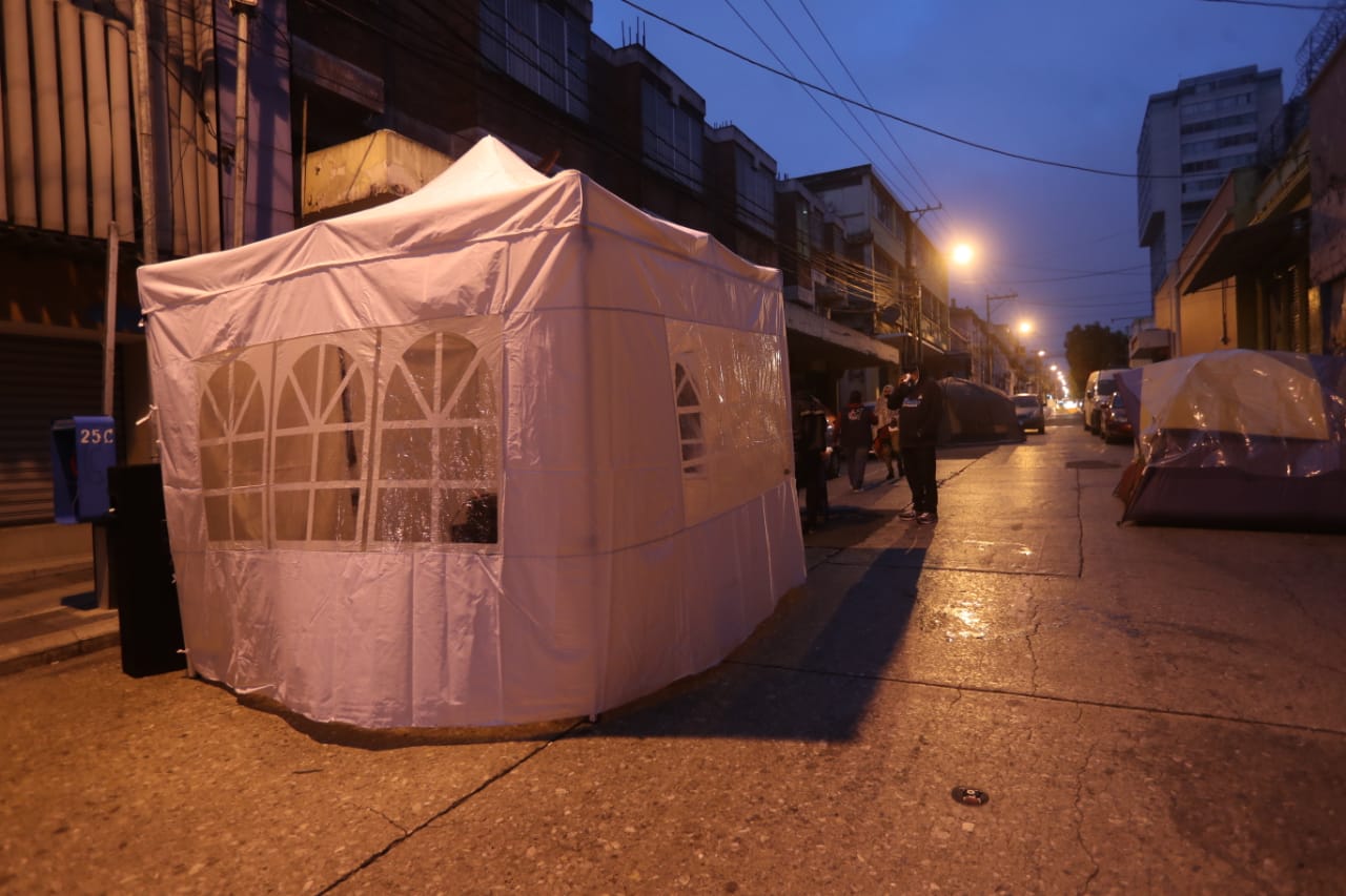 Los manifestantes durmieron frente al Congreso en una de las noches más frías de la temporada con tal de ser incluidos en el dictamen de presupuesto 2022. Fotografía: Prensa Libre (Erick Avila). 