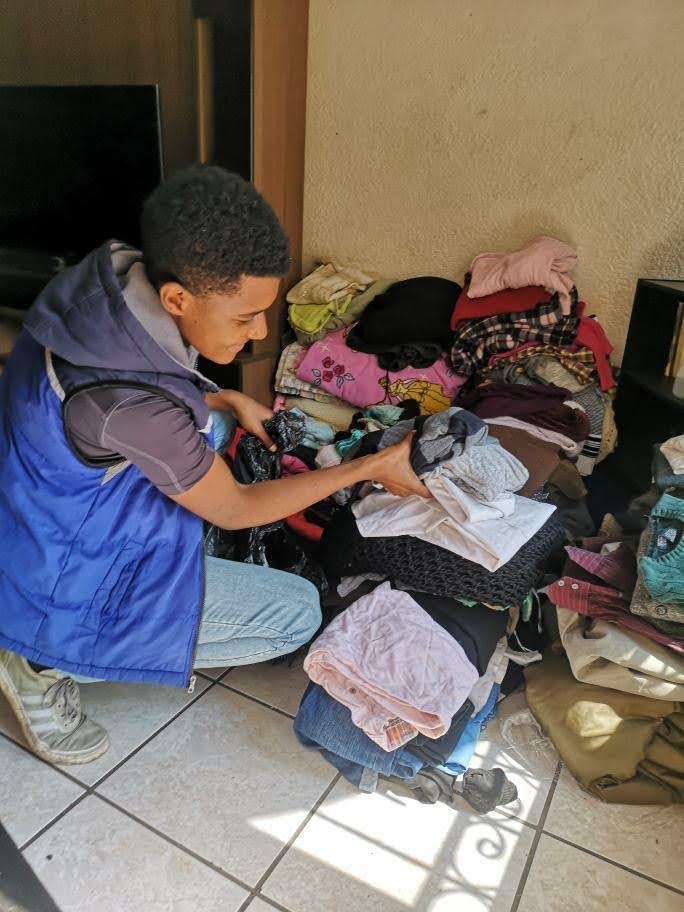 Abrigos de Amor busca ayudar con suéteres a los necesitados 