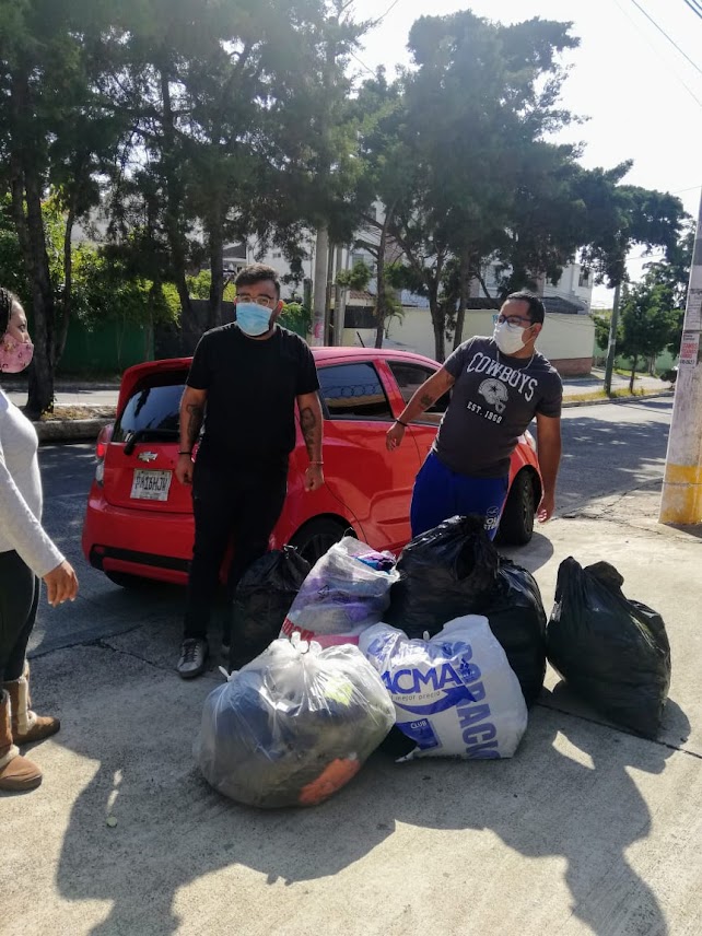 Abrigos de Amor busca ayudar con suéteres a los necesitados