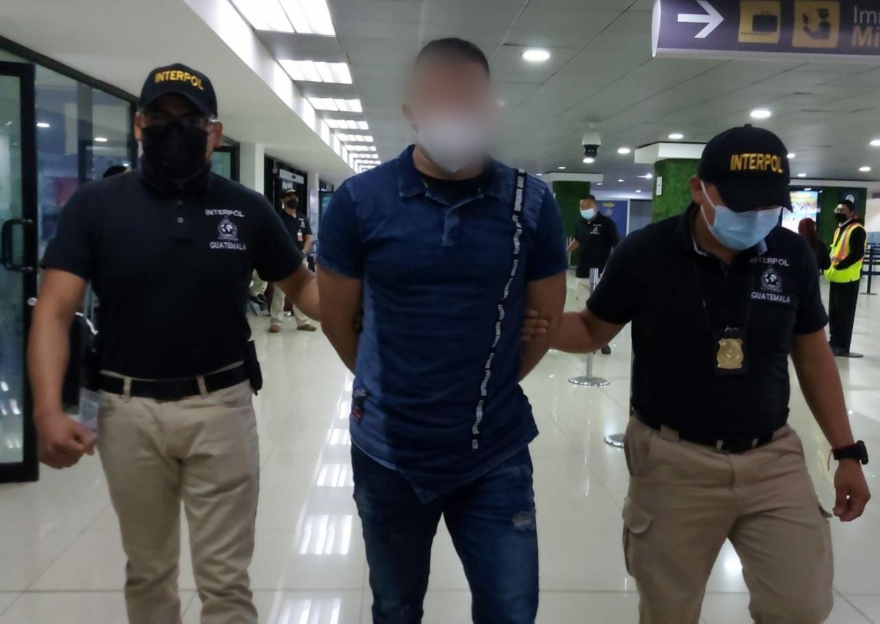 Owen Esmery de León, presunto cabecilla de una estructura de narcotráfico, fue consignado esta mañana en el Aeropuerto La Aurora. (Foto Prensa Libre: PNC)