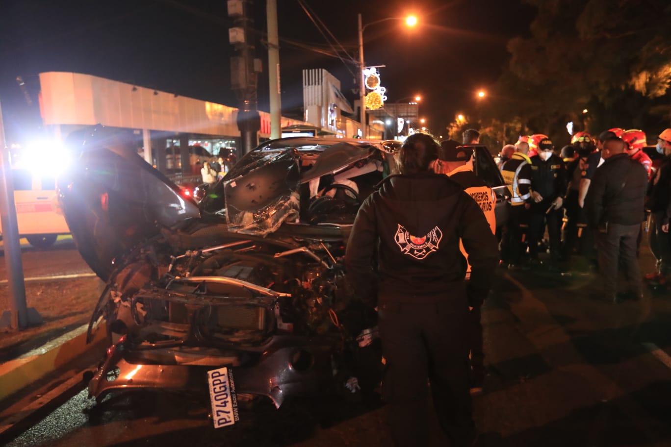 Uno de los vehículos quedó completamente destruido, el ocupante sobrevivió. (Foto Prensa Libre: Byron García)