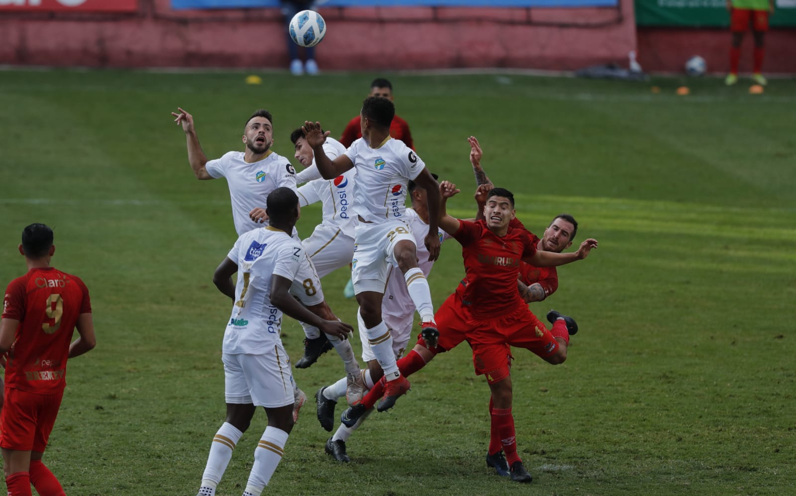 Los jugadores de Comunicaciones disputan el balón a futbolistas de Municipal. (Foto Prensa Libre: Esbin García)