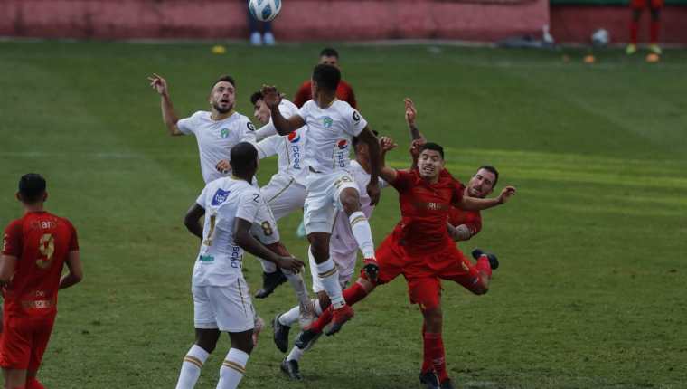 Los jugadores de Comunicaciones disputan el balón a futbolistas de Municipal. (Foto Prensa Libre: Esbin García)