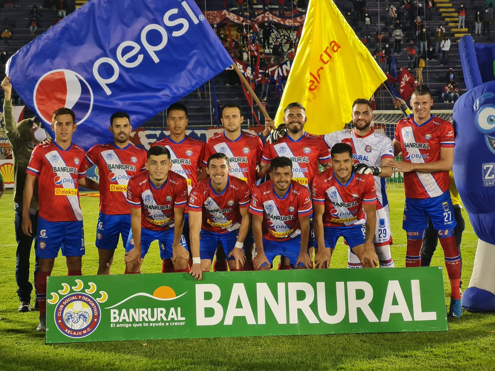 Xelajú MC enfrentó la noche del sábado a Nueva Concepción y venció 1-0. (Foto Prensa Libre)