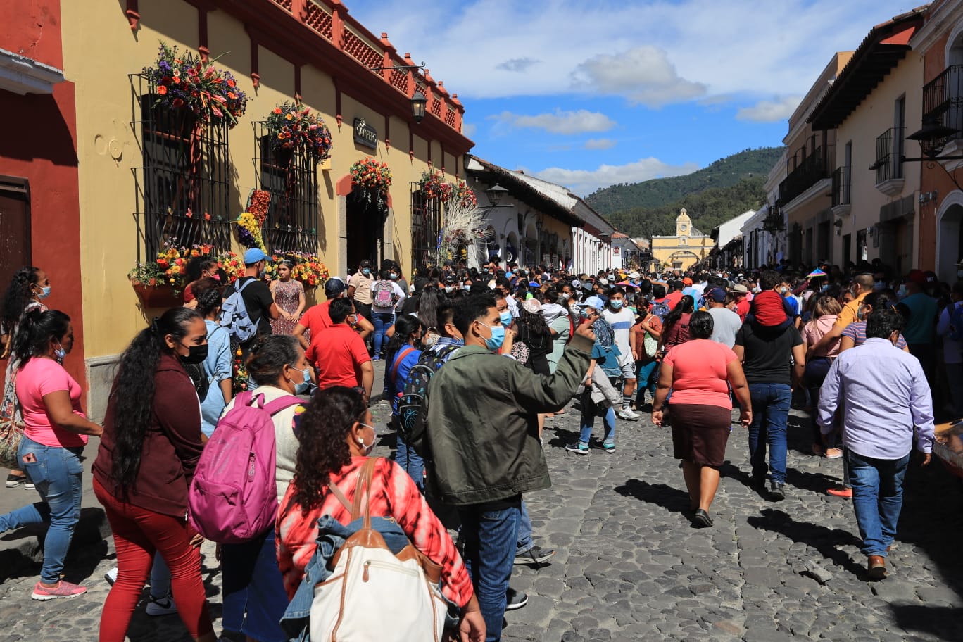 Con una alta afluencia de visitantes se llevó a cabo la quinta edición del Festival de las Flores en Antigua Guatemala. (Foto Prensa Libre: Byron García)